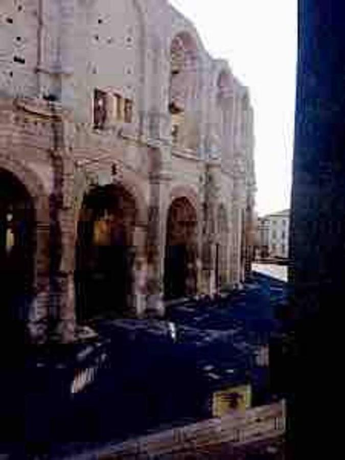 Réveil vue sur les Arènes Appartamento Arles Esterno foto